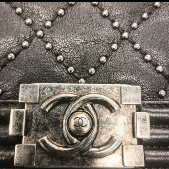 Chanel Boy Bag in Lambskin Leather with Grommets, Medium - Picture 4 of 9